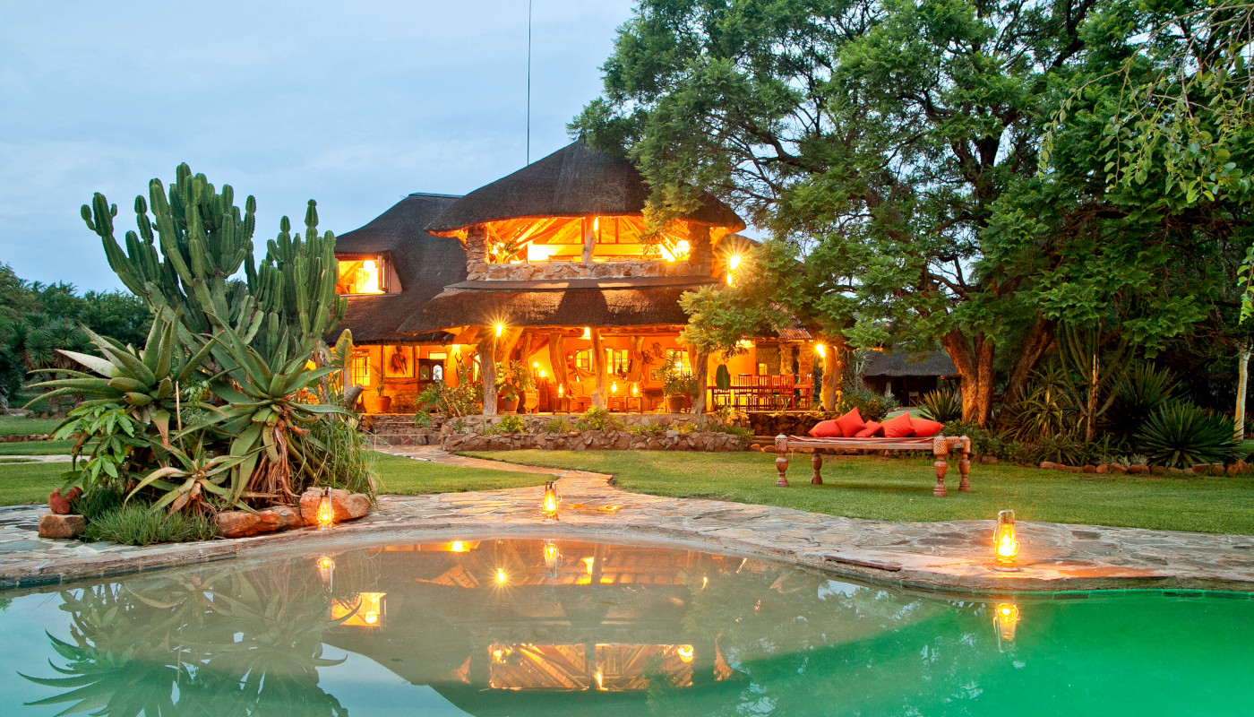 Hôtel avec piscine dans la lumière du soir